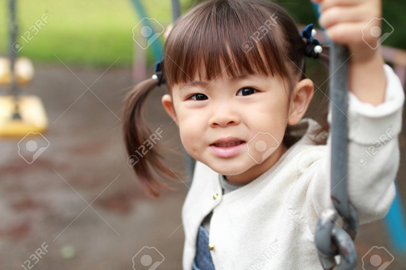 スイング 2 歳 で日本の女の子 の写真素材 画像素材 Image