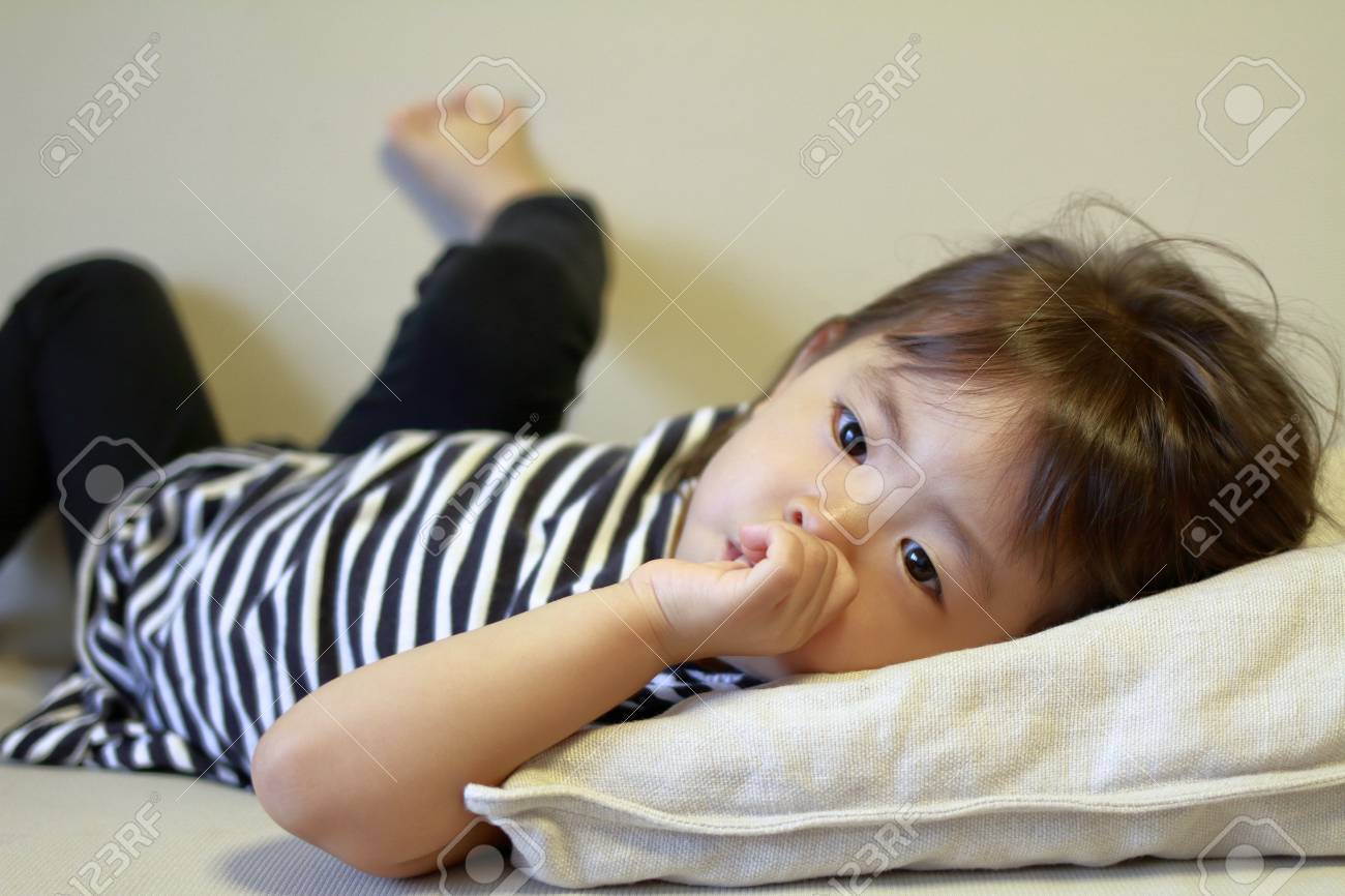 2 歳 彼女の指をしゃぶりで日本人の女の子を横になっています の写真素材 画像素材 Image 2 歳 彼女の指をしゃぶりで日本人の女の子を横になっています の写真素材 画像素材 Image