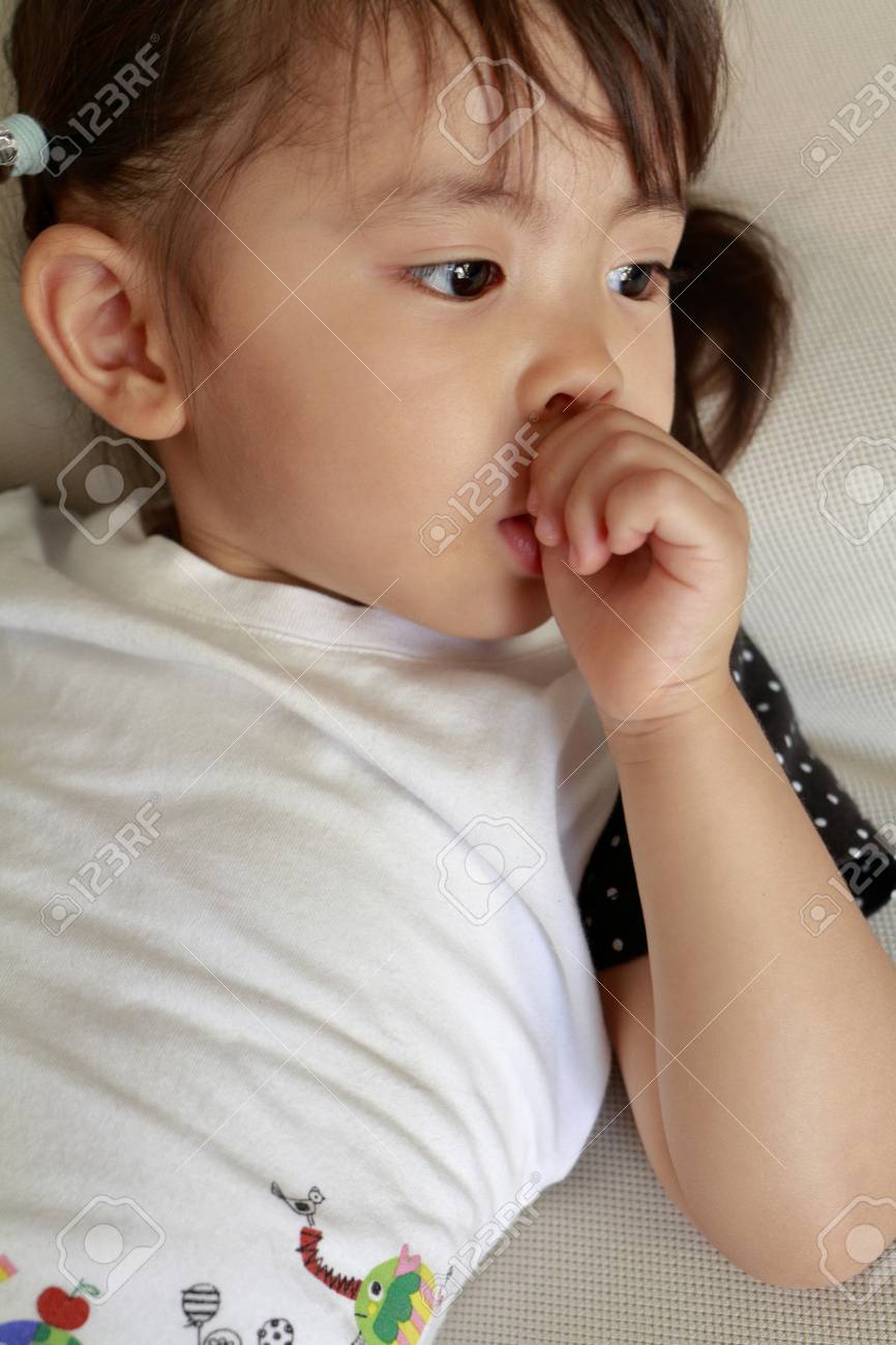 2 歳 彼女の指をしゃぶりで日本人の女の子を横になっています の写真素材 画像素材 Image 7369 2 歳 彼女の指をしゃぶりで日本人の女の子を横になっています の写真素材 画像素材 Image 7369