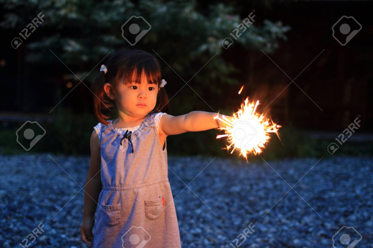 手持ち花火 2 歳 を行う日本の女の子 の写真素材 画像素材 Image 6069