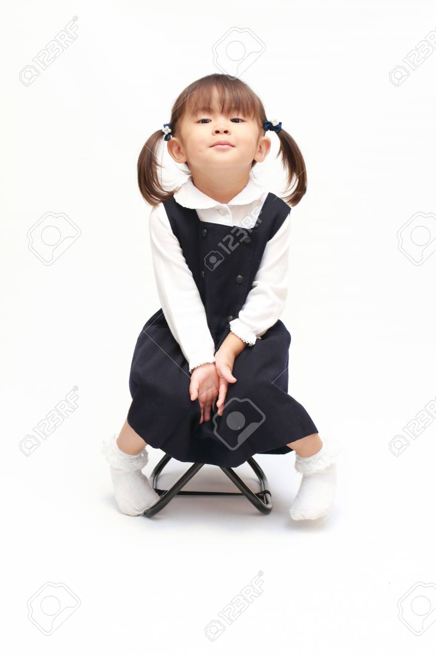 フォーマルウェア 2 歳 の椅子の上の日本の女の子 の写真素材 画像素材 Image