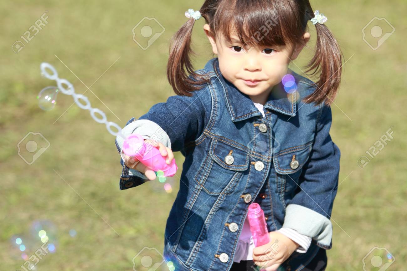 日本の女の子 3 歳 がバブルで遊んでください の写真素材 画像素材 Image