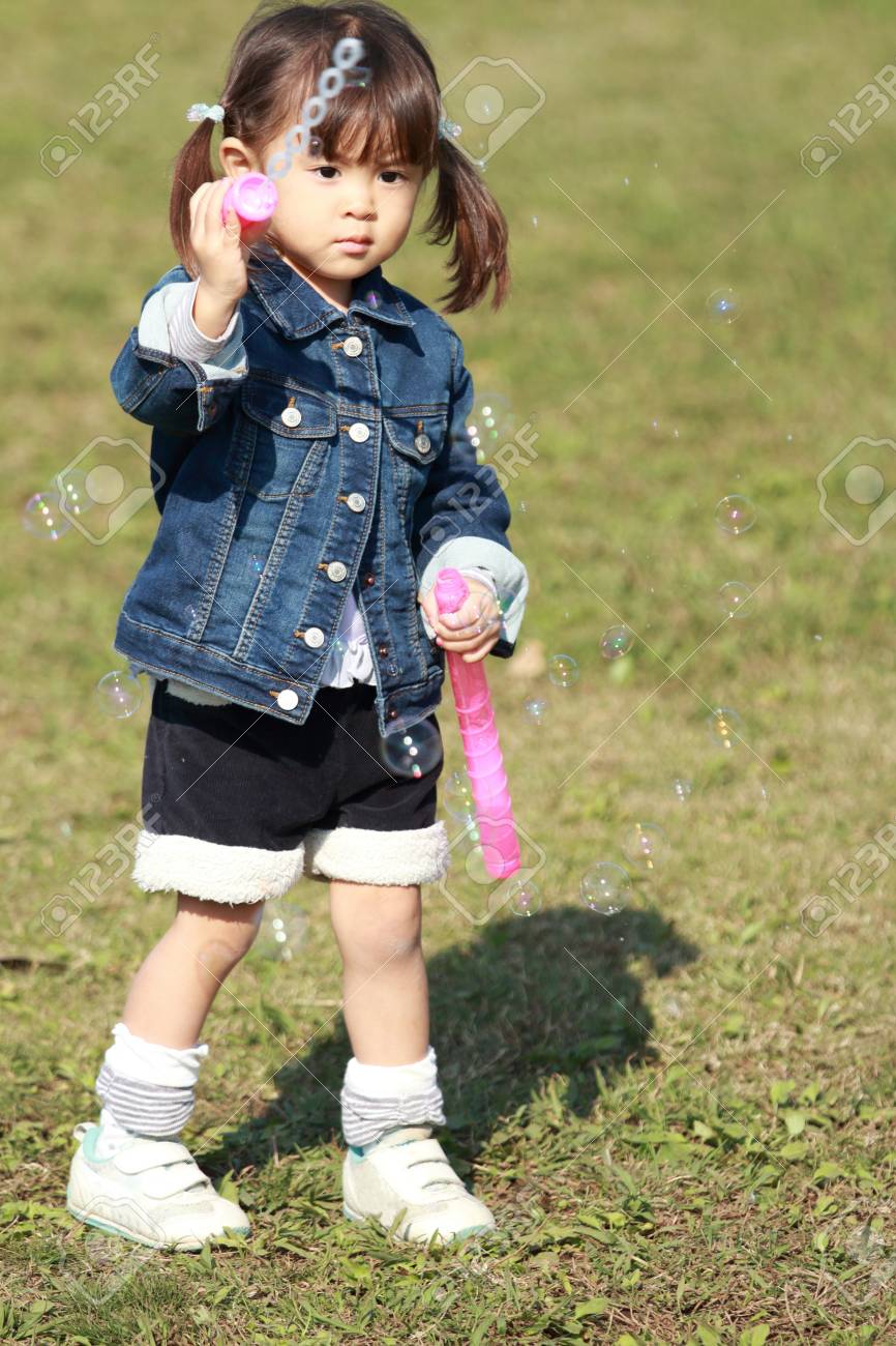 バブルで遊んでいる日本の女の子 3 歳 の写真素材 画像素材 Image