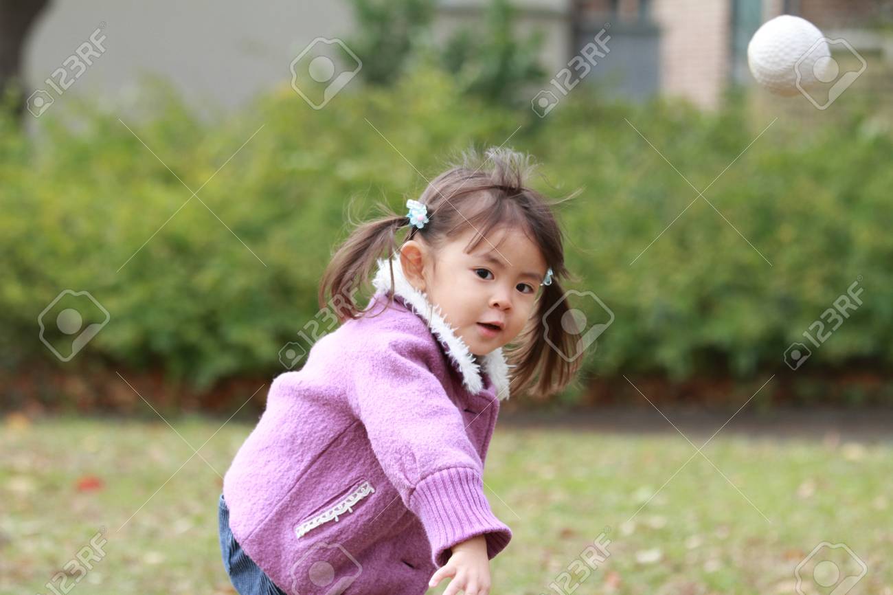 キャッチボールをしている日本の女の子 3歳 の写真素材 画像素材 Image キャッチボールをしている日本の女の子 3歳 の写真素材 画像素材 Image