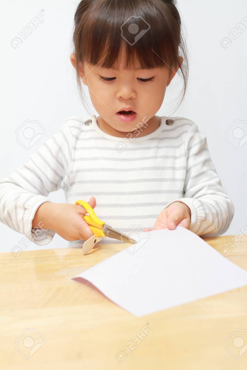 はさみで切る日本の女の子 3歳 の写真素材 画像素材 Image はさみで切る日本の女の子 3歳 の写真素材 画像素材 Image