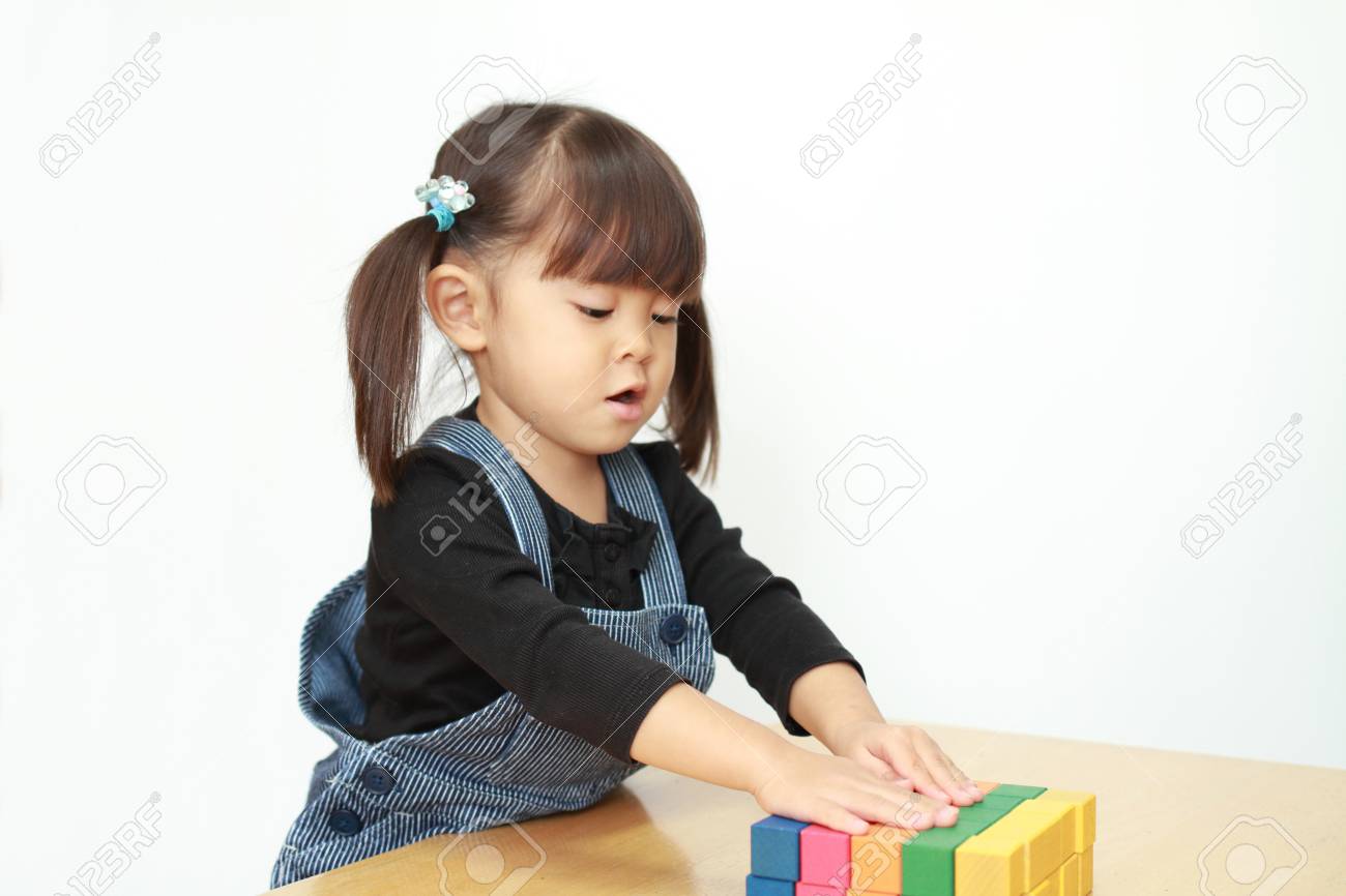 ブロックで遊ぶ日本の女の子 3歳 の写真素材 画像素材 Image ブロックで遊ぶ日本の女の子 3歳 の写真素材 画像素材 Image