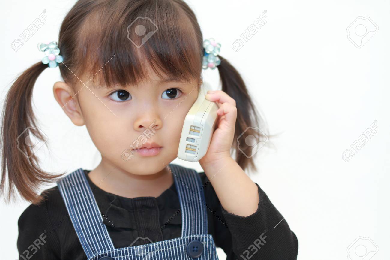 japanese girl ï alking on the phone 3 years old ロイヤリティー