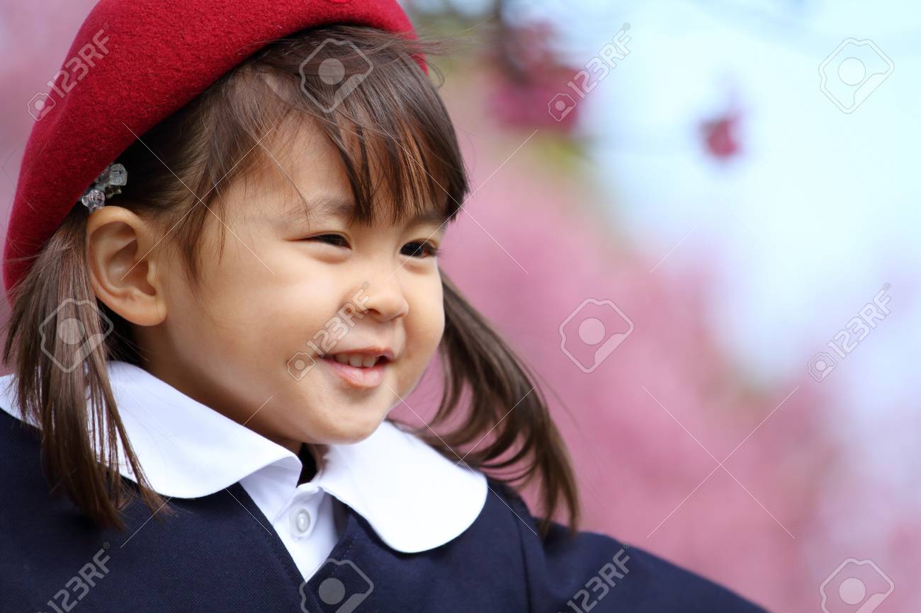 幼稚園制服を着た日本人女の子(3歳)の写真素材・画像素材 Image 99612572