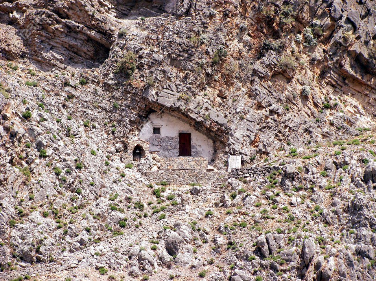 Hohlenwohnungen Haus Gebaut In Rotlichen Felsen In Griechenland