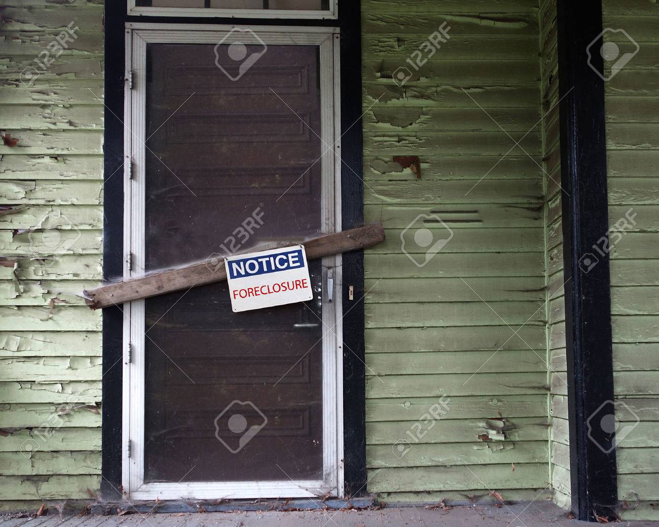 An old vacant house with Foreclosure sign on door - 31863696 An old vacant house with Foreclosure sign on door - 31863696