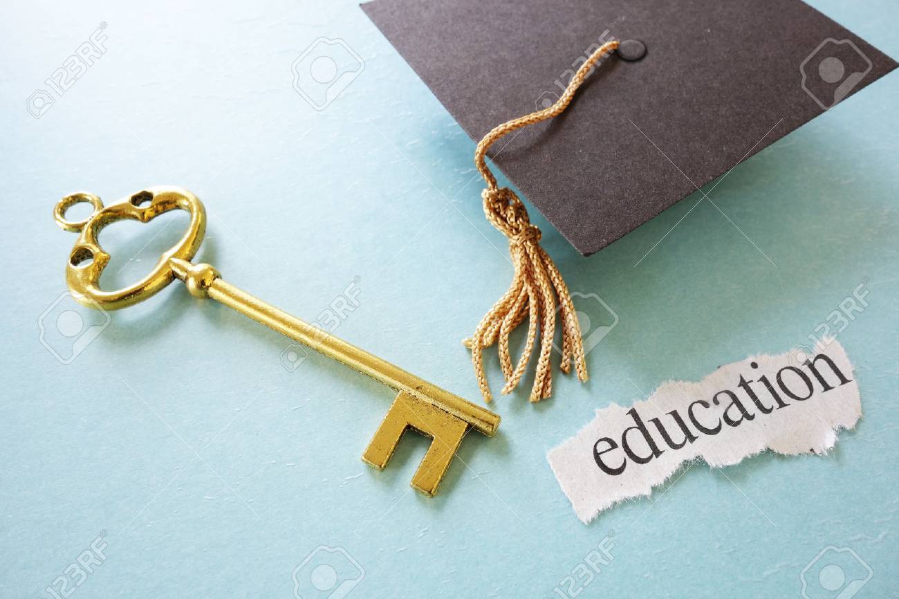 Educacion Chatarra Papel Con Junta De Mortero De Graduacion Y Llave De Oro Fotos Retratos Imagenes Y Fotografia De Archivo Libres De Derecho Image 34753184 123rf