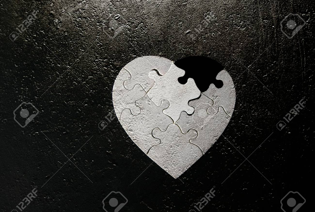 Schwarz Weiss Herz Geformt Puzzle Mit Fehlenden Stuck Auf Grunge Hintergrund Lizenzfreie Fotos Bilder Und Stock Fotografie Image 81340145