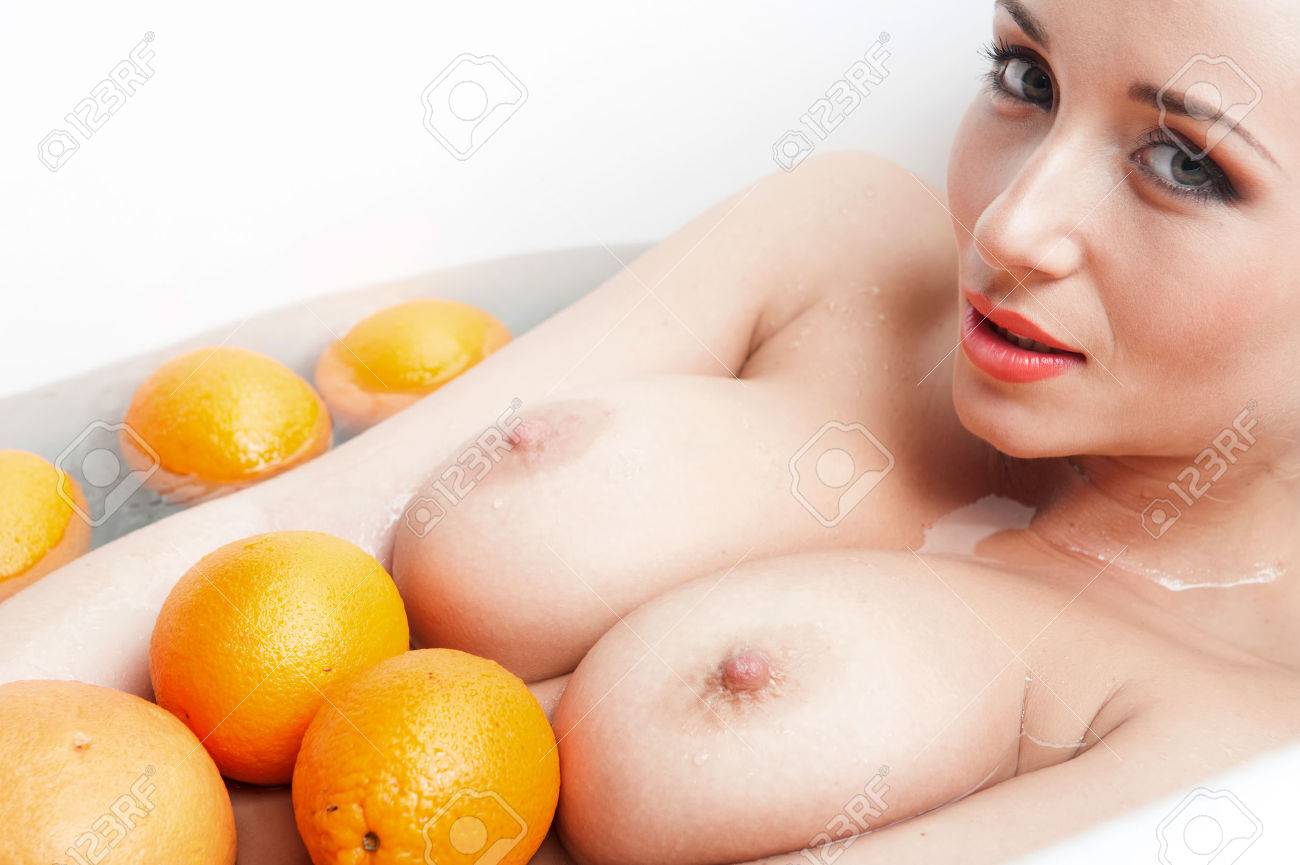 Seductora Mujer Joven Sexual Rubia Desnuda Mostrando El Pecho Desnudo En La  Bañera Con Naranjas Fotos, retratos, imágenes y fotografía de archivo  libres de derecho. Image 29985793