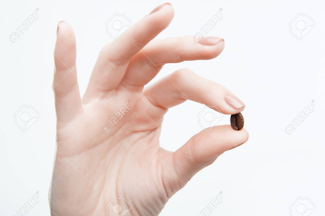 Grossansicht Ansicht Von Frau Hand Eine Kaffeebohne Isoliert Auf Weiss Lizenzfreie Fotos Bilder Und Stock Fotografie Image 30206515