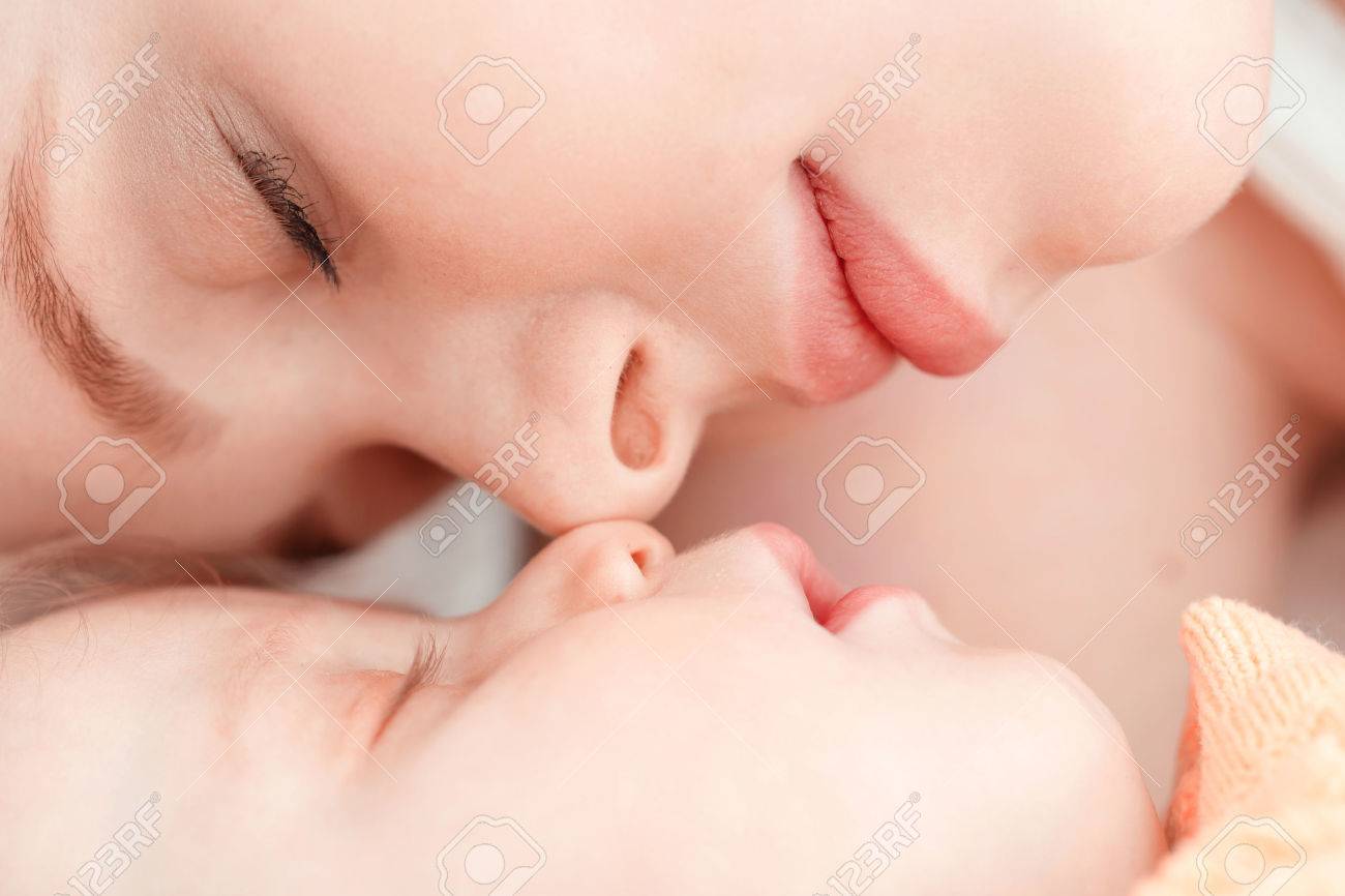 赤ちゃんの睡眠 寝ている彼女の小さな子供を抱きしめる母の肖像画 の写真素材 画像素材 Image