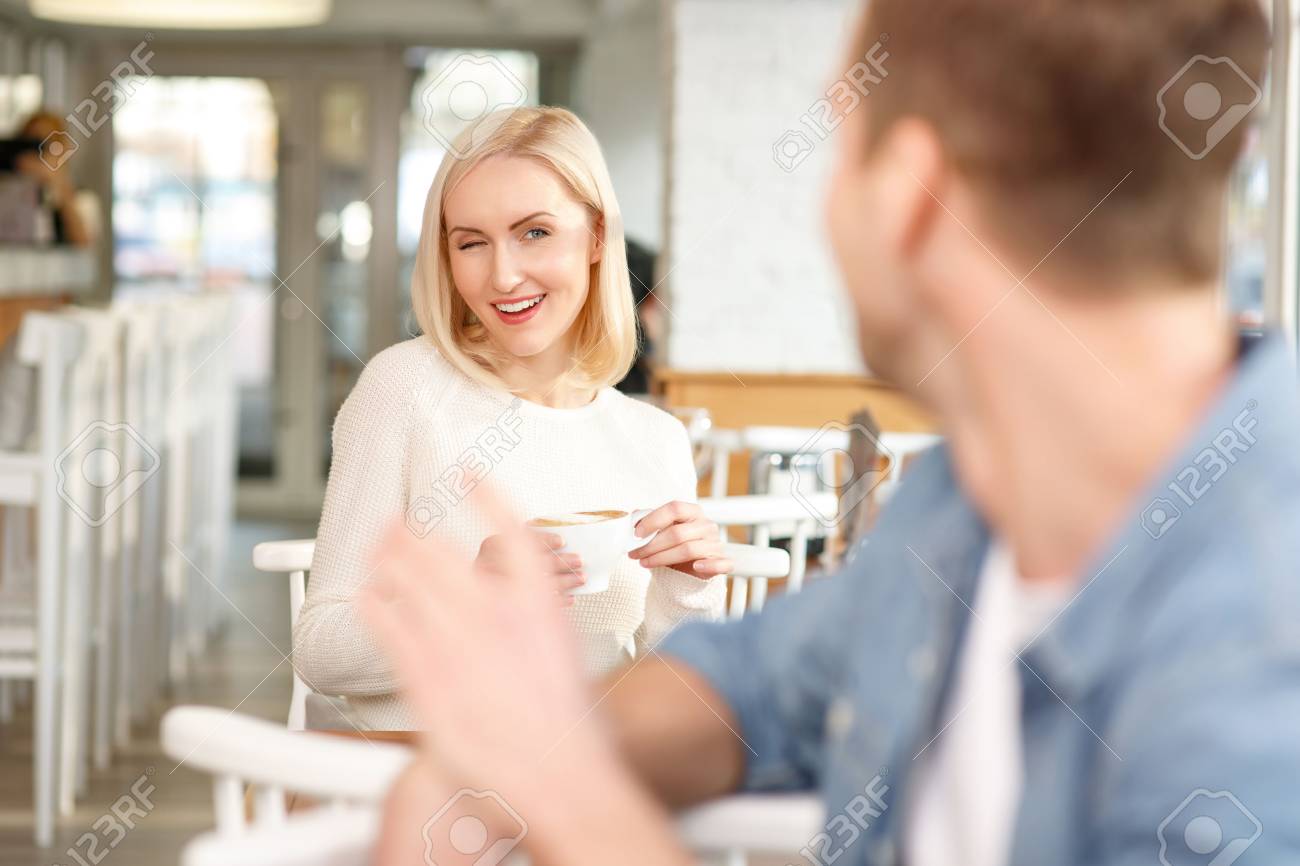 Zeit Zu Flirten Schone Lachelnde Junge Frau Kaffee Trinken Im Cafe Und An Schonen Mann Zwinkert Wahrend Sie Mit Ihm Zu Flirten Lizenzfreie Fotos Bilder Und Stock Fotografie Image 49966273