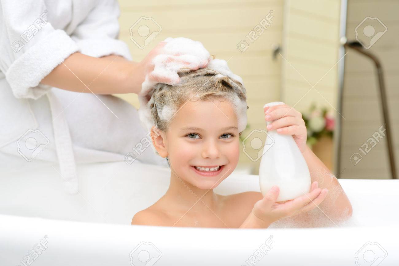 https de 123rf com photo 49966711 meine lieblings fl c3 bcssigkeit pleasant l c3 a4chelndes kleines m c3 a4dchen in der badewanne sitzen und eine flasche sham html
