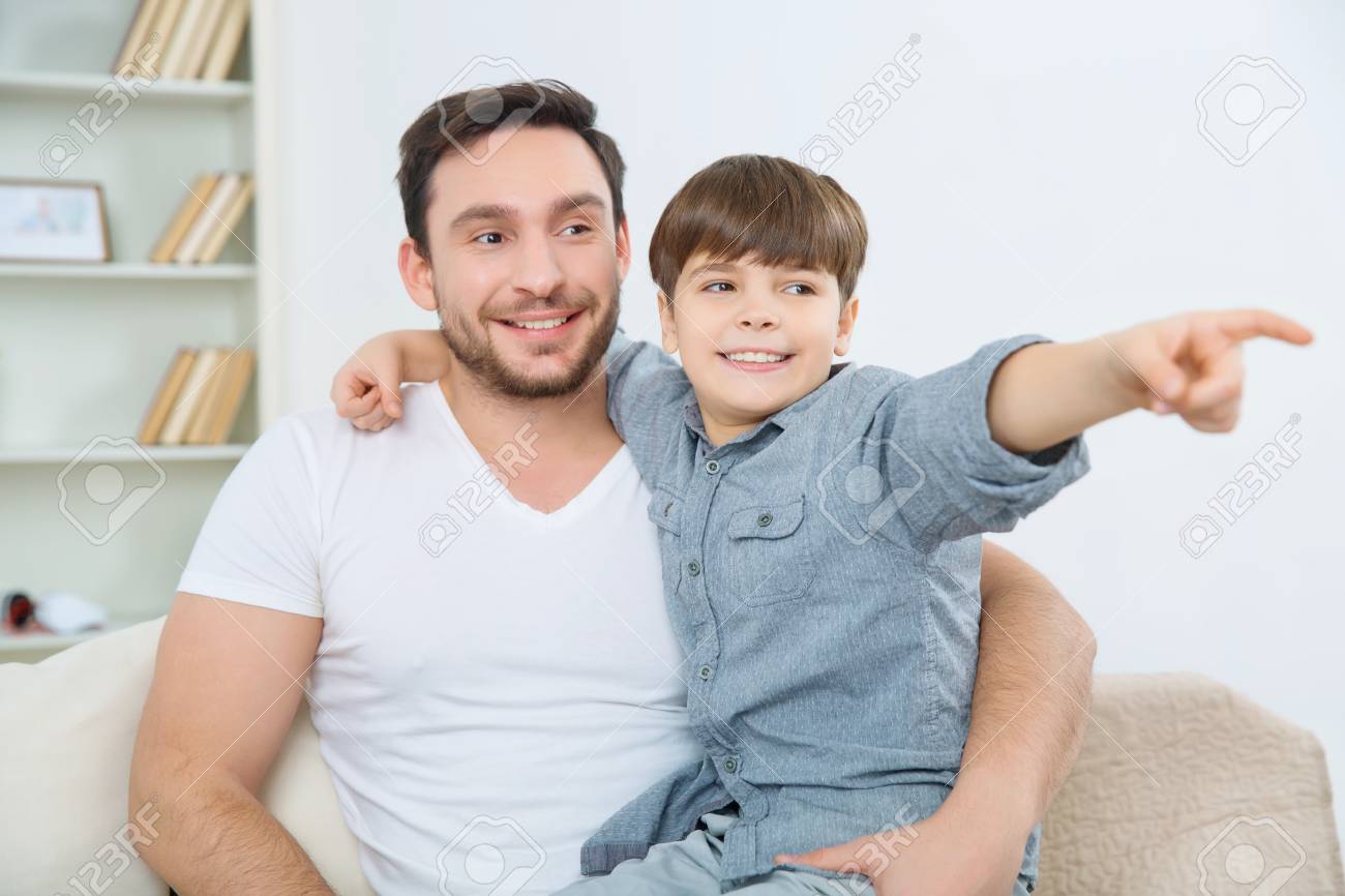 Momento ando son Father And Son Moment. Young Happy Father Is Enjoying Time With Adorable Son  While Sitting On The Sofa At Home Stock Photo, Picture and Royalty Free  Image. Image 51740188.