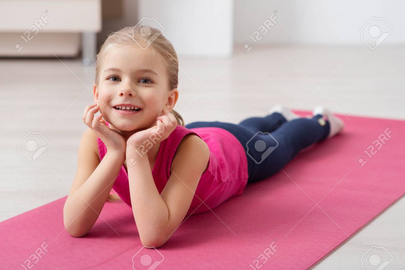 Eine Pause Machen Schone Kleine Madchen Ist Auf Dem Teppich