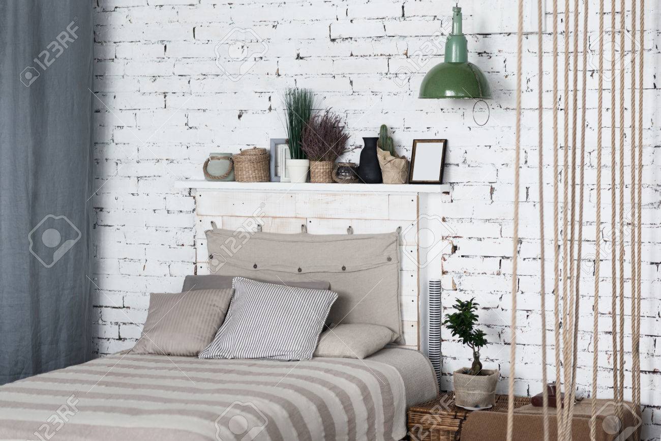 Alles Was Du Brauchst Modernes Schlafzimmer Mit Grossen Grauen Bett Auf Den Hintergrund Der Weissen Mauer Oben Ist Regal Und Nachste Nachttisch Wicker Lizenzfreie Fotos Bilder Und Stock Fotografie Image 64278307