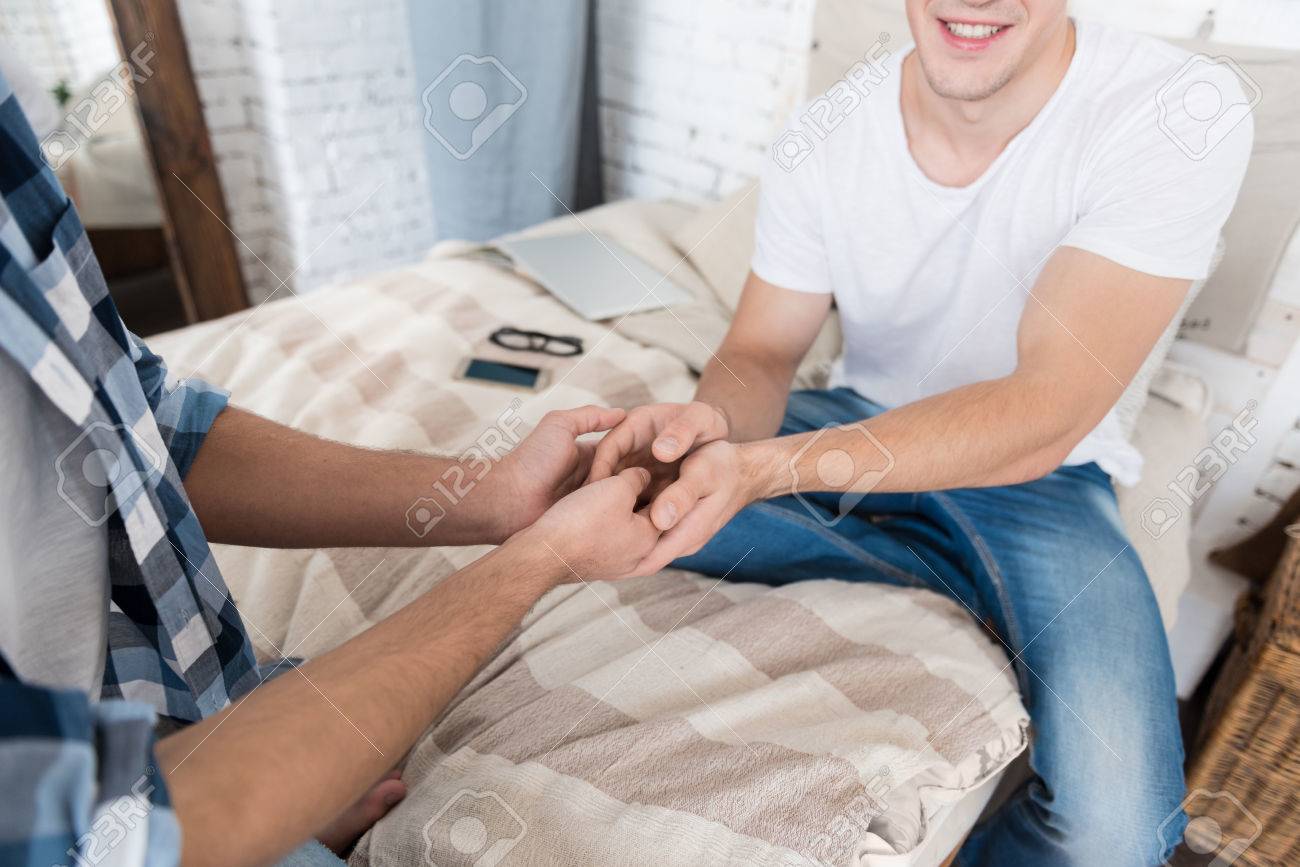 Je Suis Heureux Avec Toi Enchante Jeune Couple Gay Se Tenant Par La Main Et Assis Dans La Chambre En Passant Du Temps Ensemble Banque D Images Et Photos Libres De Droits Image