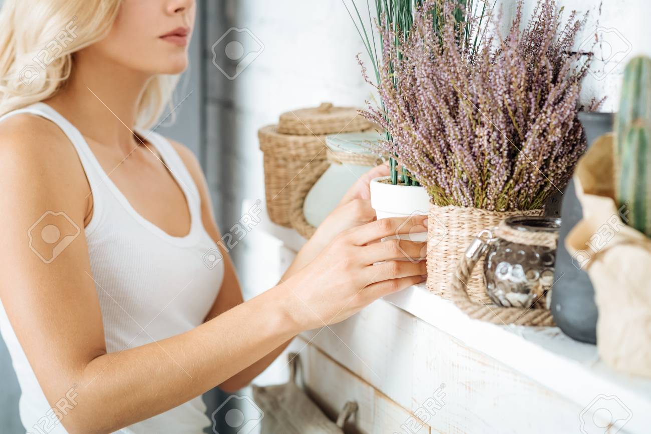 ドライフラワーでポーズをとって幸せな女のクローズ アップ の写真素材 画像素材 Image