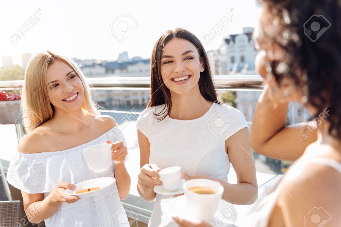 笑ってうれしそうな幸せな女性 の写真素材 画像素材 Image