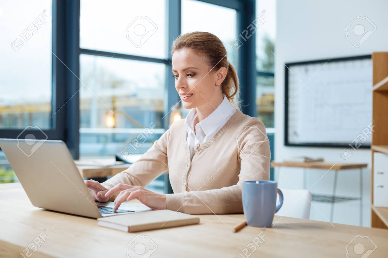 ノート パソコンで作業集中している実業家 の写真素材 画像素材 Image 88845673