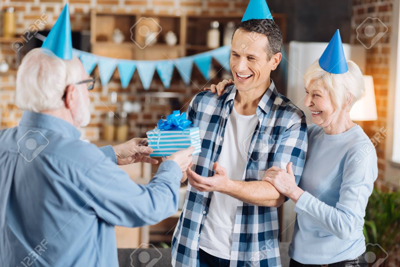 心からお祝いします 中にそれらのすべての誕生日に彼を祝福 息子にプレゼントを与える思いやりのある老人を着て青のパーティの帽子 の写真素材 画像素材 Image 心からお祝いします 中にそれらのすべての誕生日に彼を祝福 息子にプレゼントを与える思いやりのある老人を着て青のパーティの帽子 の写真素材 画像素材 Image