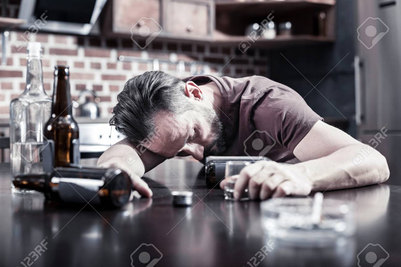 92737250-tr%C3%A8s-saoul-malheureux-homm