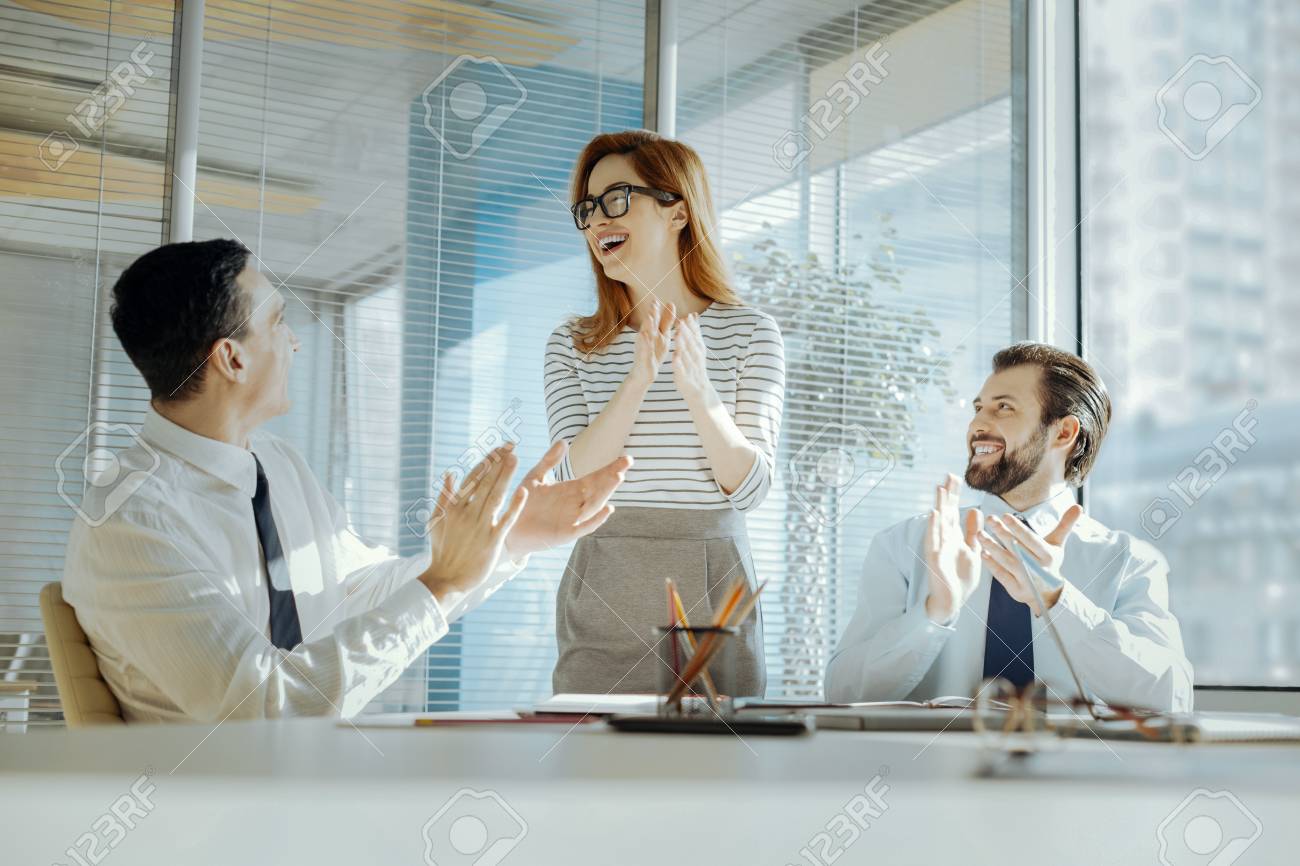 Joyeux Anniversaire Joyeux Collegues Feliciter Le Patron De Sa Fille Et D 39 Autres Mains Tout En Se Font En Riant Banque D Images Et Photos Libres De Droits Image