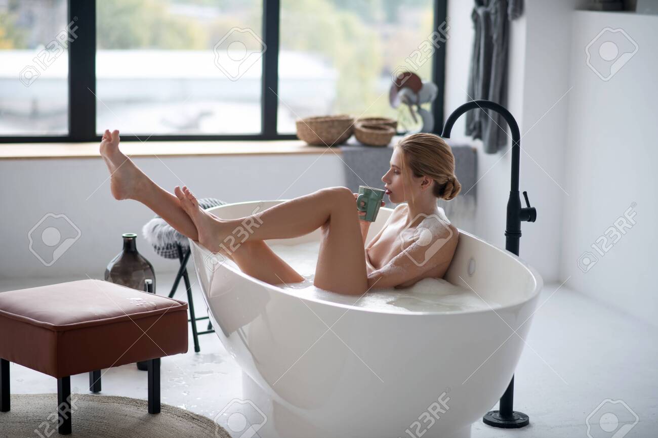 Mujer Tomando Café. Mujer Desnuda Tomando Café Mientras Está Sentado En El  Baño Con Espuma Fotos, retratos, imágenes y fotografía de archivo libres de  derecho. Image 133053906