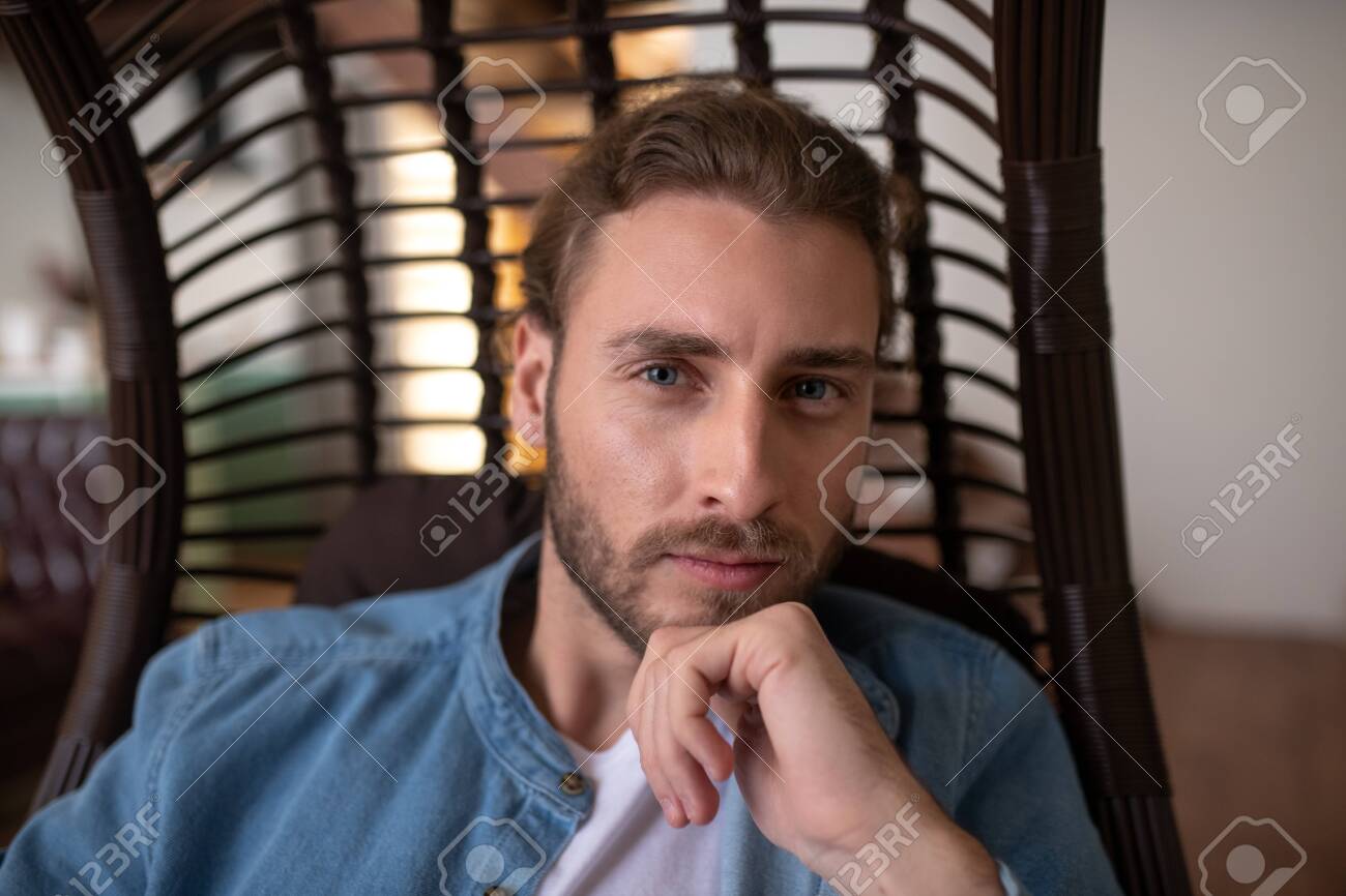 중요한 일에 대해 생각하는 사려깊은 잘생긴 남자가 결정을 내립니다. 로열티 무료 사진, 그림, 이미지 그리고 스톡포토그래피. Image  138886588