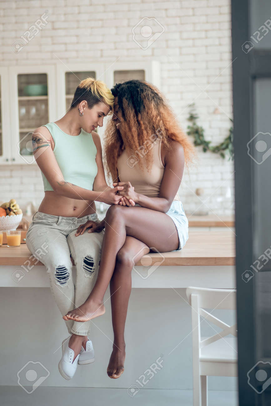 Dos Mujeres Tocándose La Cabeza Sentadas En La Mesa Fotos, retratos,  imágenes y fotografía de archivo libres de derecho. Image 177325887