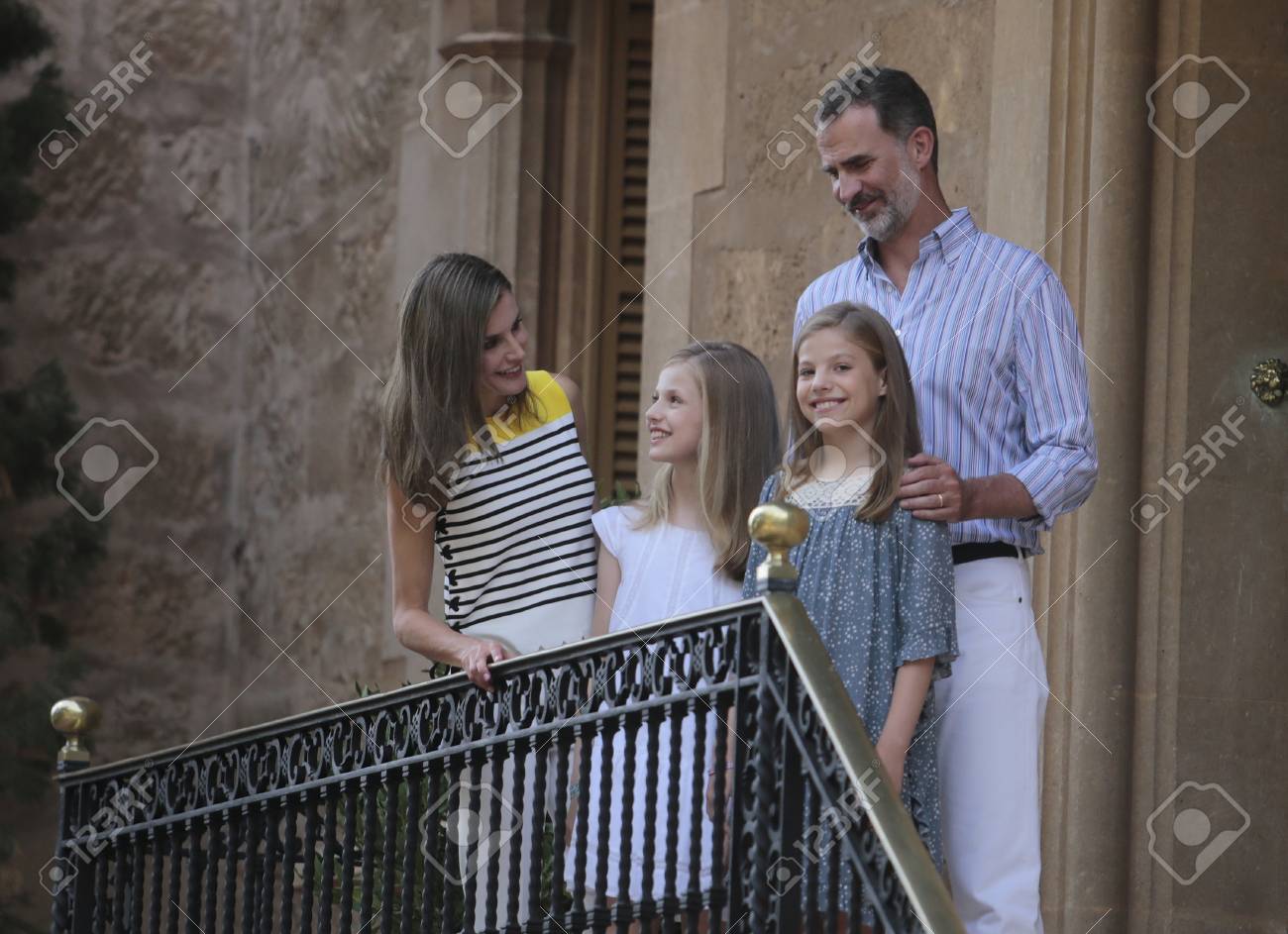 パルマ デ マヨルカ スペイン 8 月8日 17 スペイン ロイヤルズ国王フェリペ レティツィア王妃ソフィアとレオノールは スペインのマヨルカ島での夏休みに Marivent 宮殿の庭園でポーズをとっています の写真素材 画像素材 Image