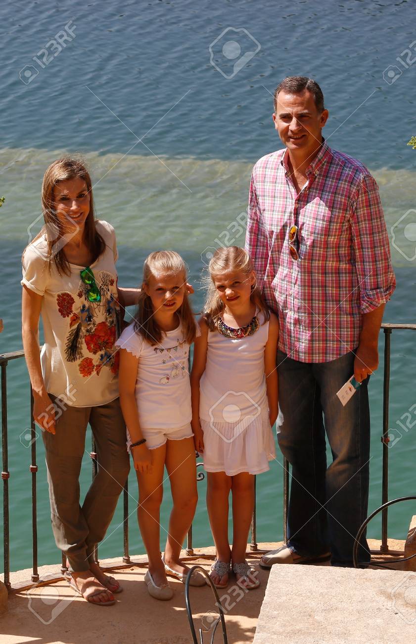 Raixa マヨルカ スペイン 14 年 8 月 11 日 スペイン王室の王フェリペ女王レティシア王女レオノルとソフィア ポーズ バレアレスのマヨルカ島にある Raixa 宮殿を訪問 の写真素材 画像素材 Image