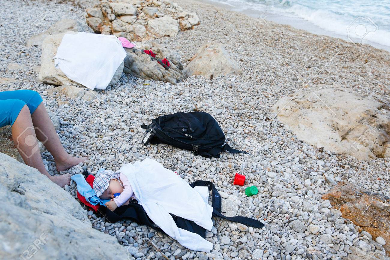Bebe Qui Dort Avec Une Tetine Couche Sur Une Plage De Galets Dans Le Lit Improvise Au Cours Des Vacances En Famille Famille En Vacances Bebe Adaptable Et Concept De Parentalite Detendue