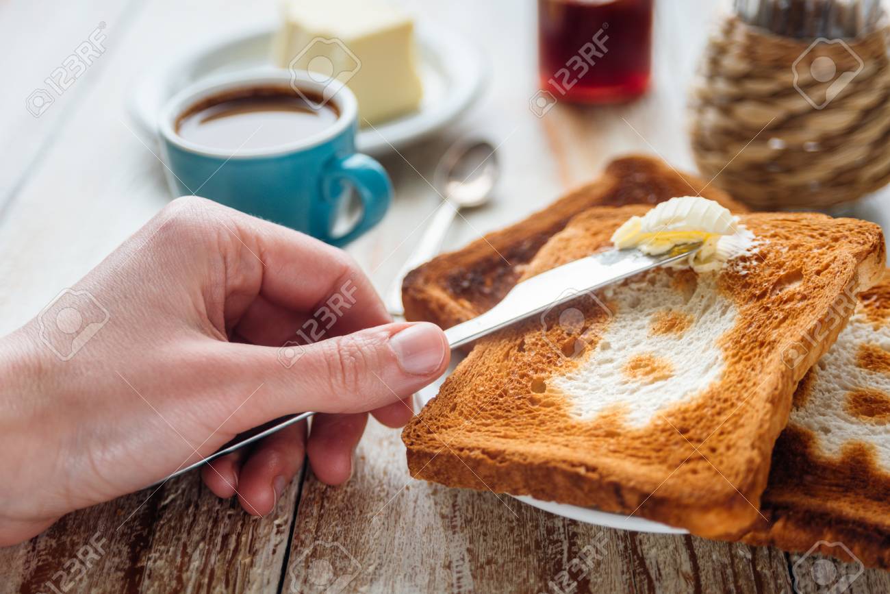 커피와 토스트로 아침 식사. 비트 코인 기호 토스트. 로열티 무료 사진, 그림, 이미지 그리고 스톡포토그래피. Image 97961505