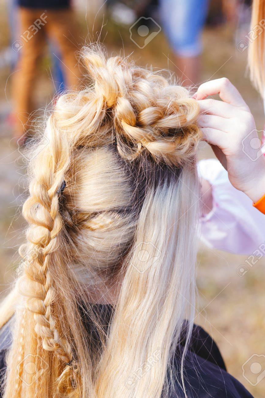 Friseur Flechten Die Haare Fur Madchen Im Freien Lizenzfreie Fotos Bilder Und Stock Fotografie Image