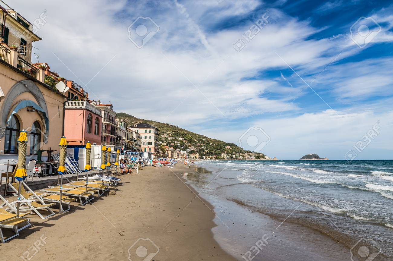 Belle Vue Sur La Plage Et La Ville Dalassio Avec Des Bâtiments Colorés Au Cours De La Journée Dété Alassio Italie Europe
