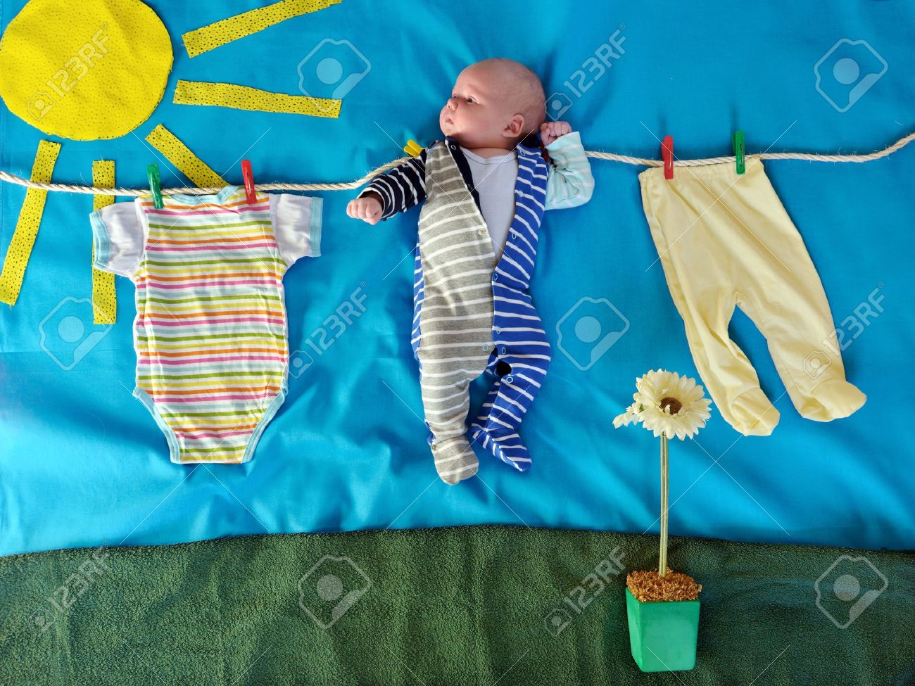 Los Paneles Con Un Bebe Lindo 1 5 Meses De Edad Nino Caucasica Entre Secar La Ropa En Una Cuerda Bajo El Rayo De Sol Brillante Fotos Retratos Imagenes Y Fotografia De Archivo