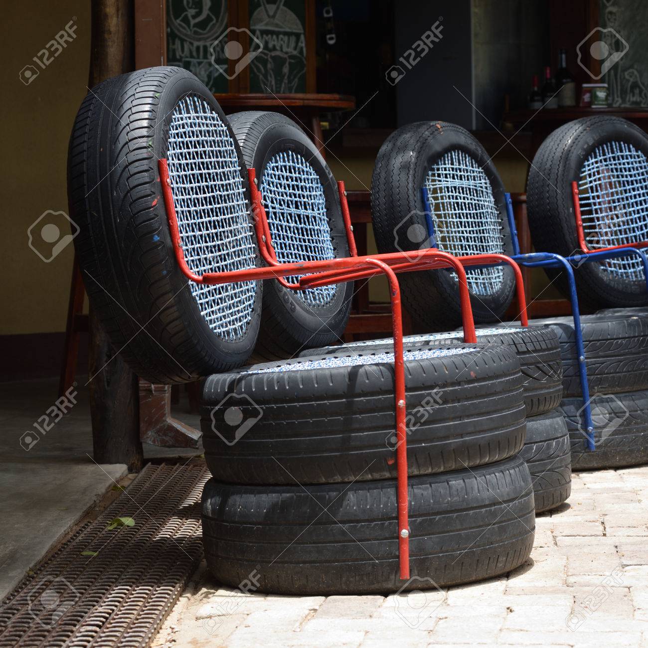 Ombika, Namibia - Feb 03, 2016: Las Sillas Hechas Llantas De Automóviles Usados. Un Ejemplo De Un Diseño Estándar A Partir De Materiales Reciclados Fotos, Retratos, Imágenes Y Fotografía De