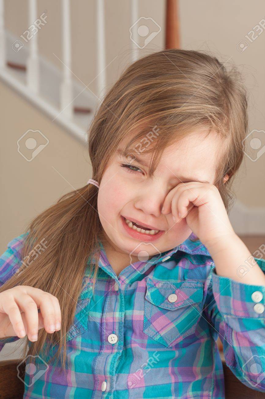 Triste Adorable Petite Fille Qui Pleure A La Maison Banque D Images Et Photos Libres De Droits Image