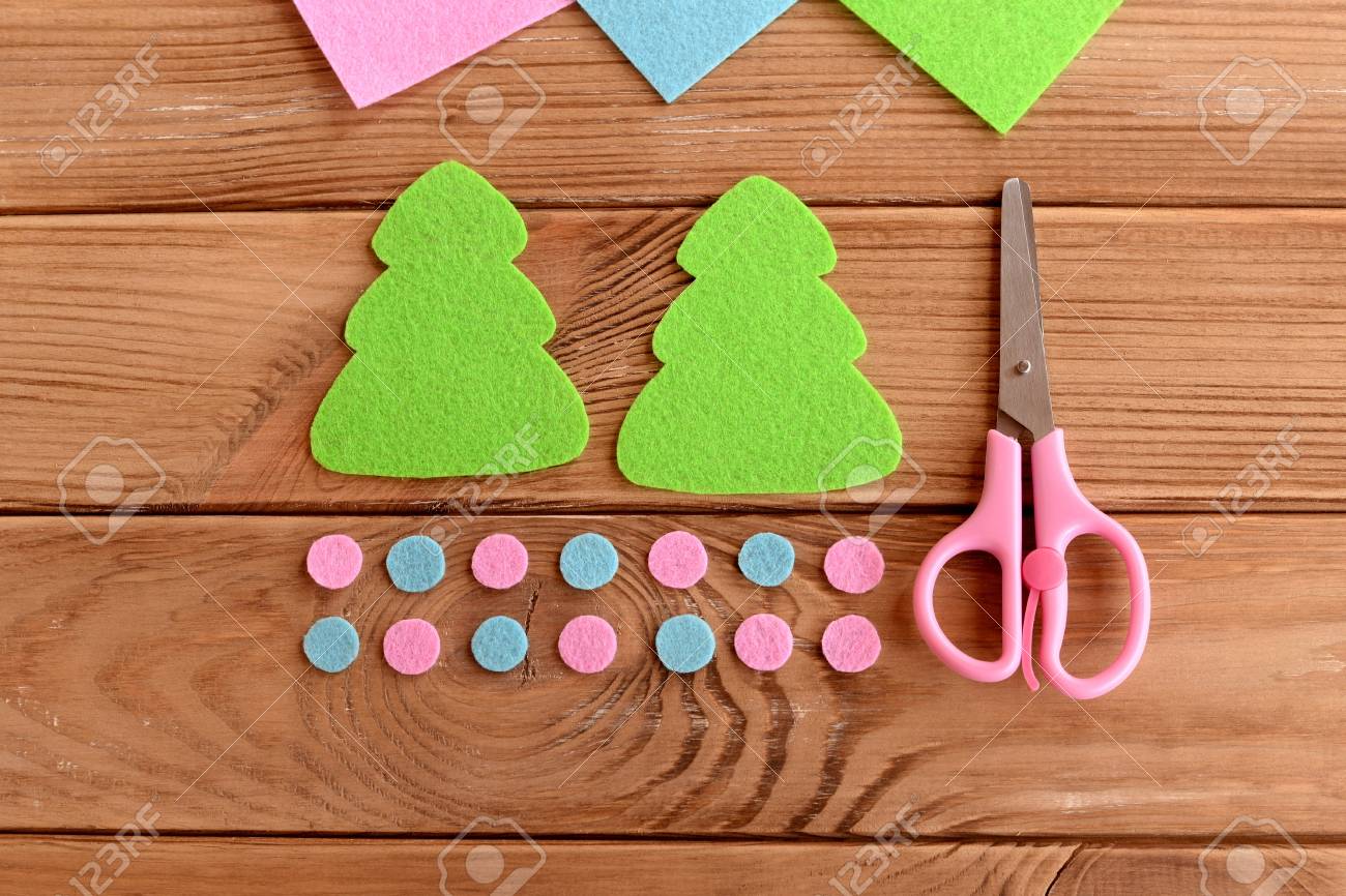 クリスマス ツリーのパターン ピンクとブルー グリーンのフェルト ボール 木製の背景にはさみ 簡単なクリスマス ツリーの飾りの作り方です 子供のためのマスター クラス ステップ の写真素材 画像素材 Image クリスマス ツリーのパターン ピンクとブルー グリーンのフェルト ボール 木製の背景にはさみ 簡単なクリスマス ツリーの飾りの作り方です 子供のためのマスター クラス ステップ の写真素材 画像素材 Image