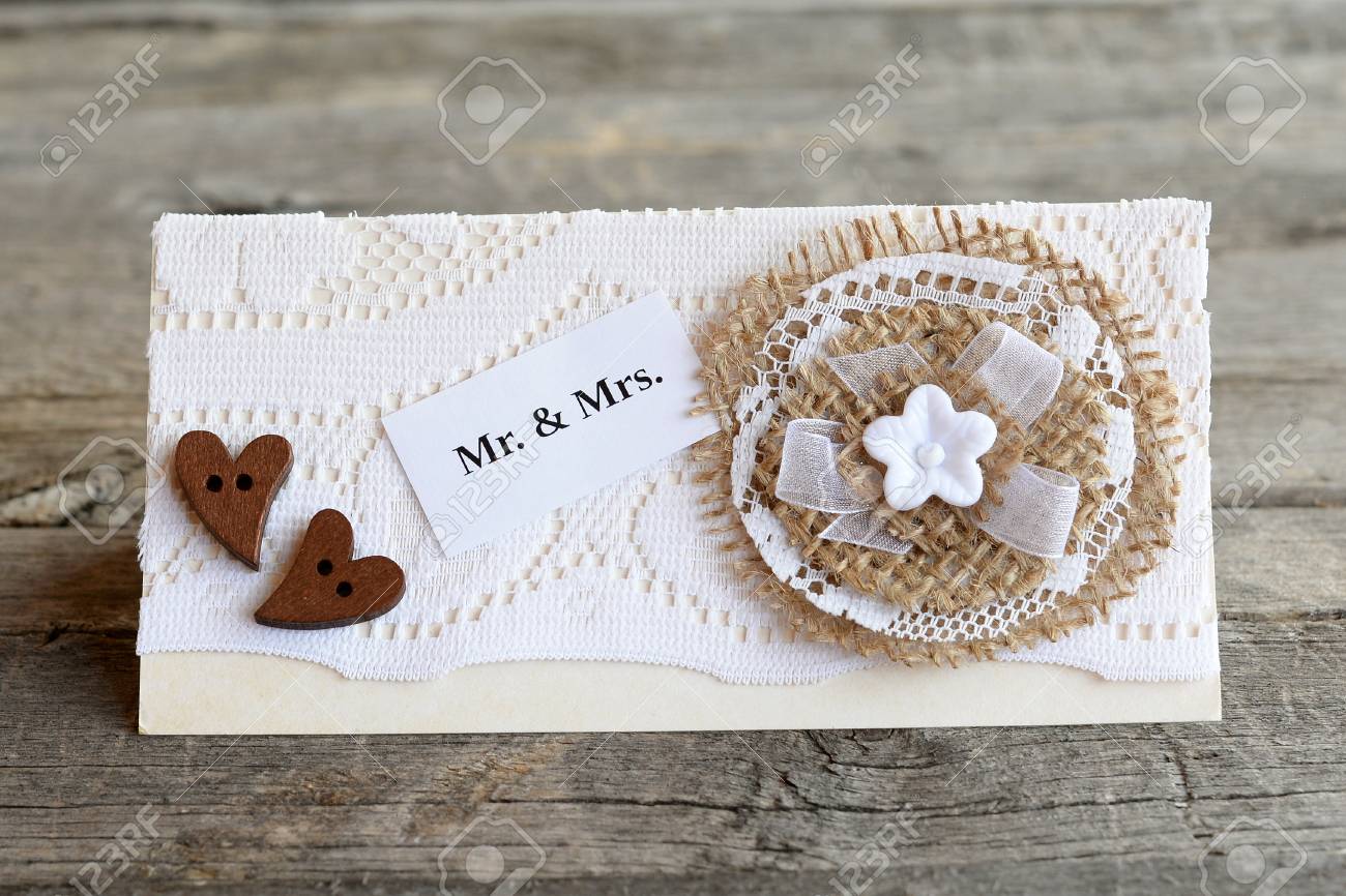 Schone Hochzeitseinladung Auf Altem Holzernem Hintergrund Handgemachte Hochzeitseinladungskarte Verziert Mit Spitze Und Leinwandblume Und Holzernen Knopfherzen Vintage Karte Diy Lizenzfreie Fotos Bilder Und Stock Fotografie Image