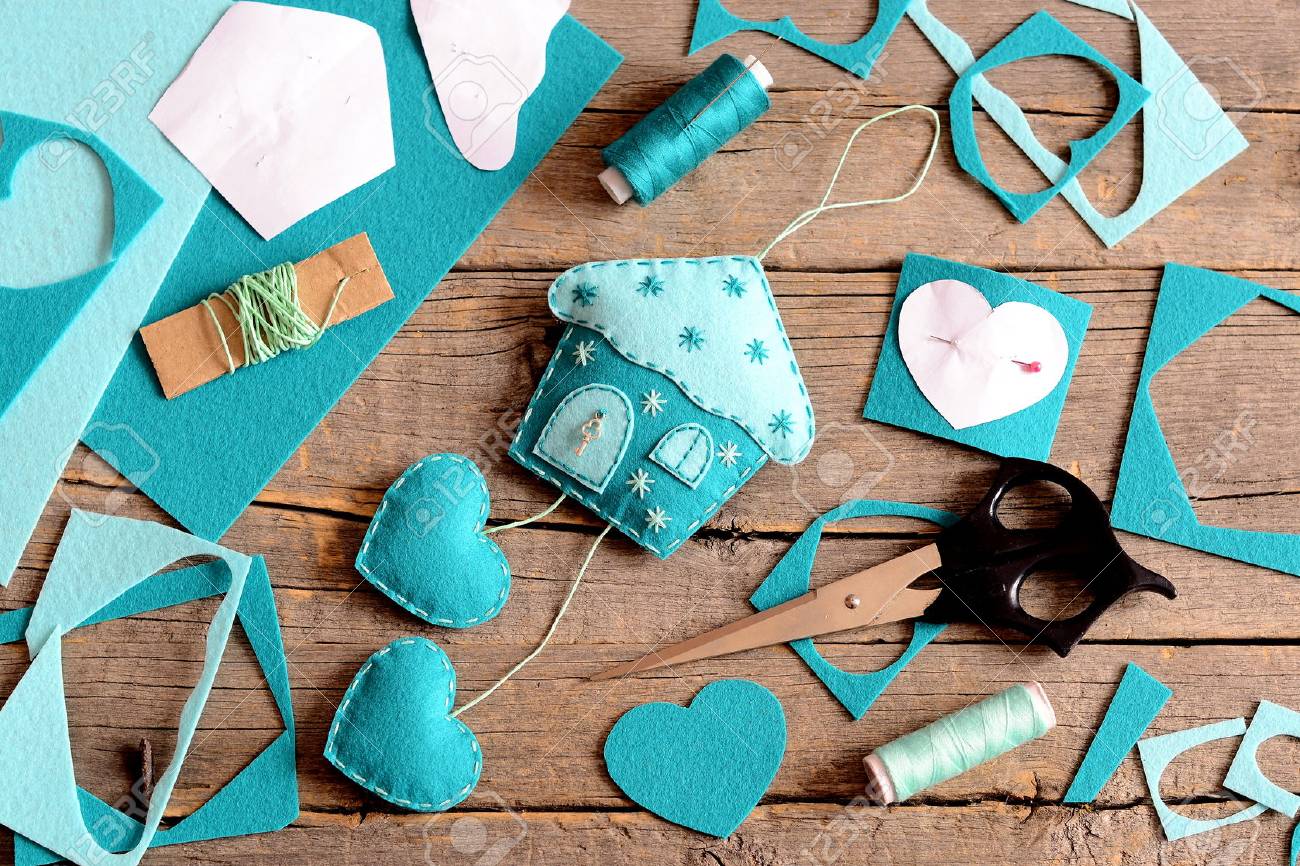 Casa De Fieltro Con Decoracion De Corazones Herramientas Y