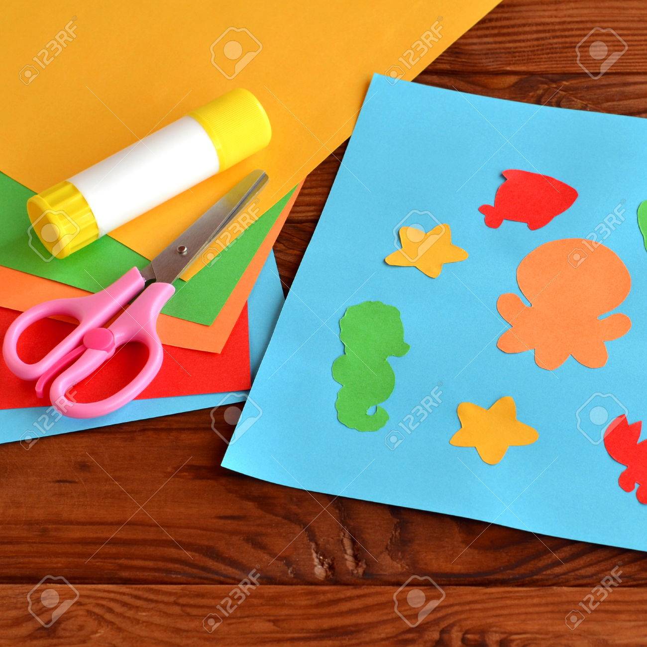 海の動物や魚と紙のアップリケ 幼稚園でのアートのレッスン 紙海の動物 タコ 魚 ヒトデ タツノオトシゴ カニ Diy の子供 色紙 はさみ 接着剤シート の写真素材 画像素材 Image 海の動物や魚と紙のアップリケ 幼稚園でのアートのレッスン 紙海の動物 タコ 魚 ヒトデ タツノオトシゴ カニ Diy の子供 色紙 はさみ 接着剤シート の写真素材 画像素材 Image