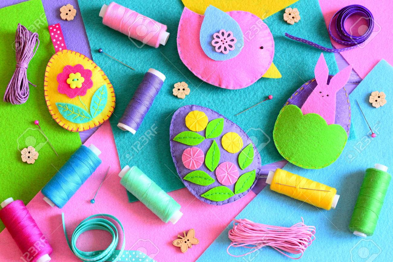 花やウサギ フェルト 鳥でイースターの卵を感じた イースターの飾りセット 色の糸のスプール シート ピン リボン テーブルの木製ボタンを感じた カラフルなイースターの背景 平面図です クローズ アップ の写真素材 画像素材 Image