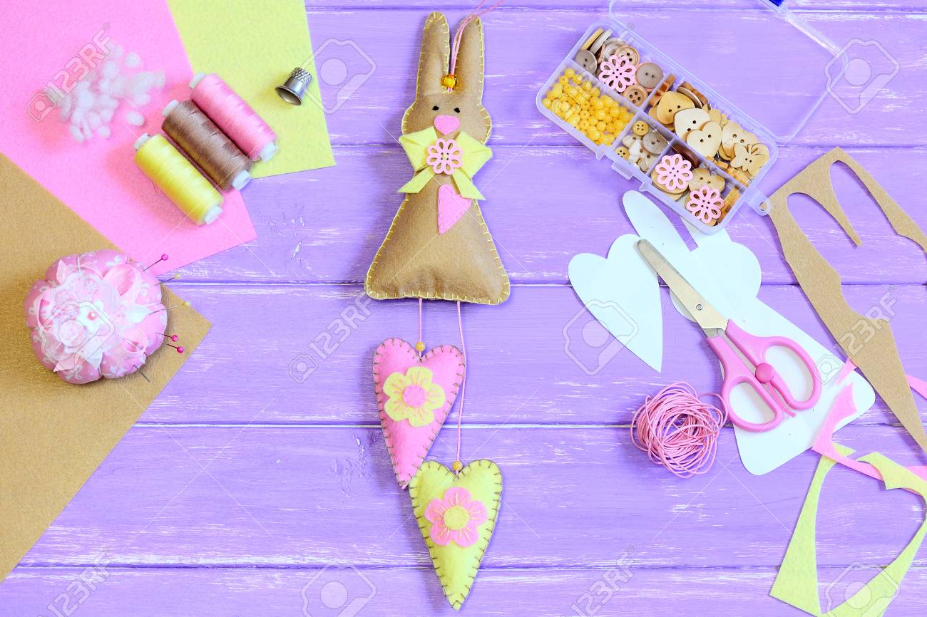 かわいいフェルトのイースターバニー心装飾が施されました クラフト用品木製の背景 創造的なウサギの壁の装飾 する子供と大人のための手作りのイースター工芸品 トップ ビュー の写真素材 画像素材 Image