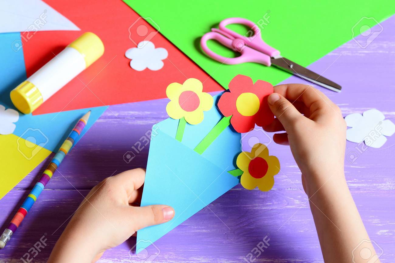 Petit Enfant Fait De L Artisanat En Papier Pour La Fete Des Meres Ou L Anniversaire Petit Enfant Fait Des Fleurs En Papier Pour Maman Idee De Cadeau Simple Et Agreable Ciseaux Baton De